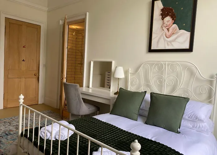 Georgian 4 Bedroom 3 Bathroom New Town Apartment