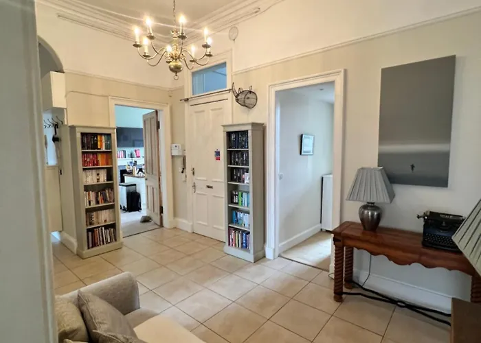 Georgian 4 Bedroom 3 Bathroom New Town Apartment *