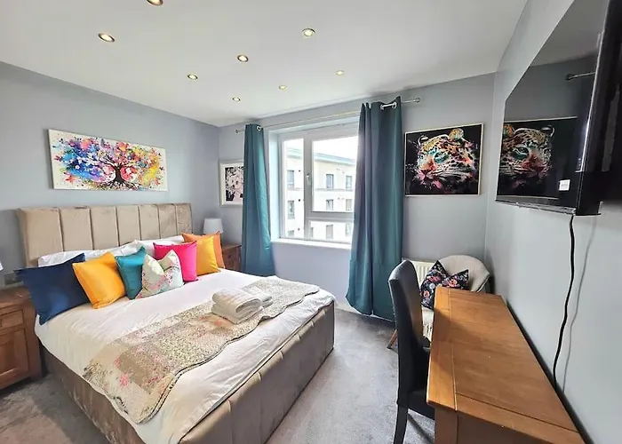 4 Separate Beds, Sleeps 6, Beautiful 2 Bed דירה