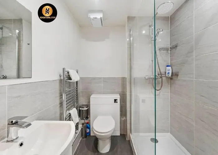 4 Separate Beds, Sleeps 6, Beautiful 2 Bed *