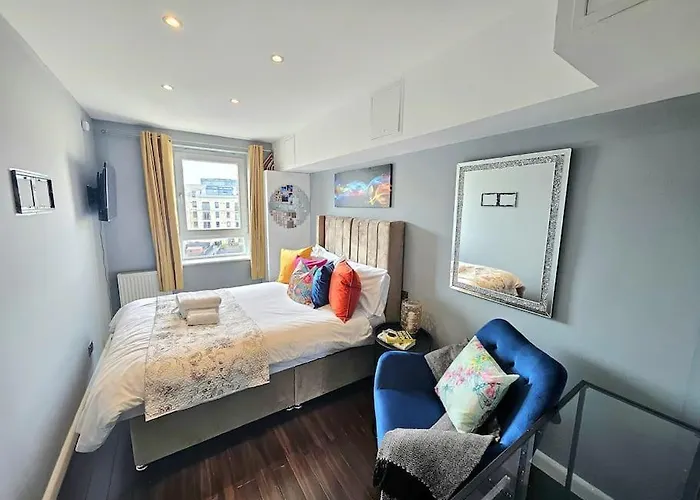 4 Separate Beds, Sleeps 6, Beautiful 2 Bed *