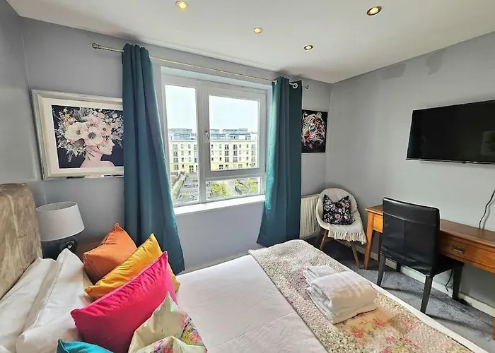 4 Separate Beds, Sleeps 6, Beautiful 2 Bed * אדינבורו