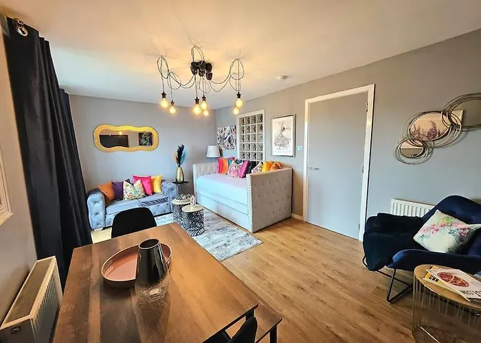 4 Separate Beds, Sleeps 6, Beautiful 2 Bed