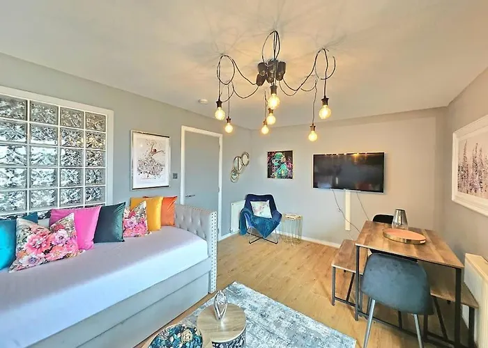 4 Separate Beds, Sleeps 6, Beautiful 2 Bed דירה