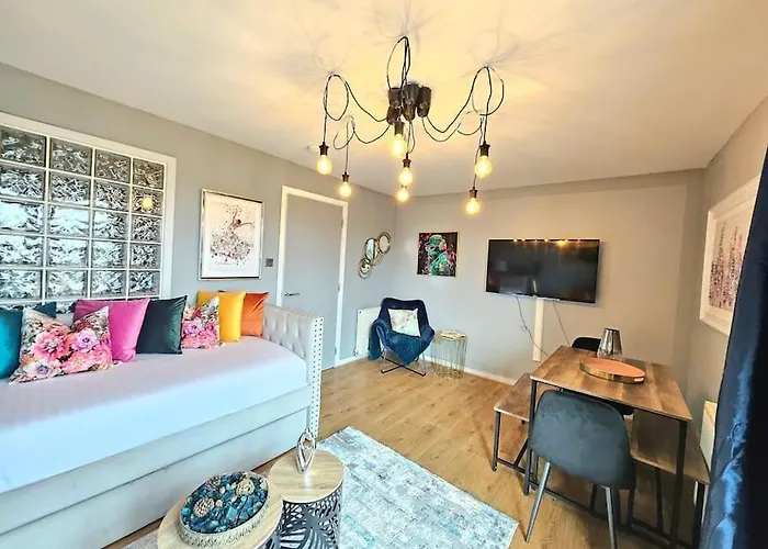 4 Separate Beds, Sleeps 6, Beautiful 2 Bed דירה *