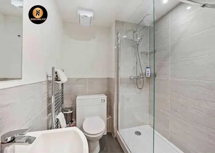 4 Separate Beds, Sleeps 6, Beautiful 2 Bed דירה *