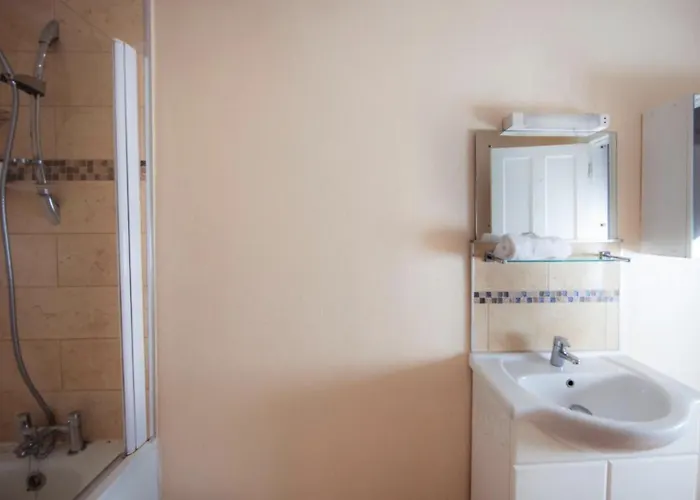 Comfortable And Spacious Retreat By The Meadows! דירה