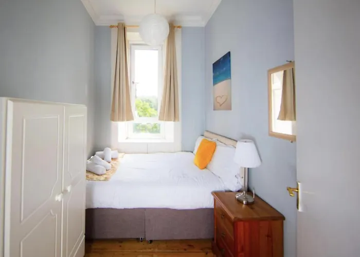 Comfortable And Spacious Retreat By The Meadows! דירה אדינבורו