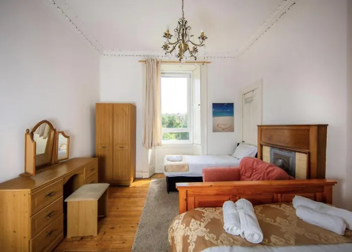 Comfortable And Spacious Retreat By The Meadows! * אדינבורו