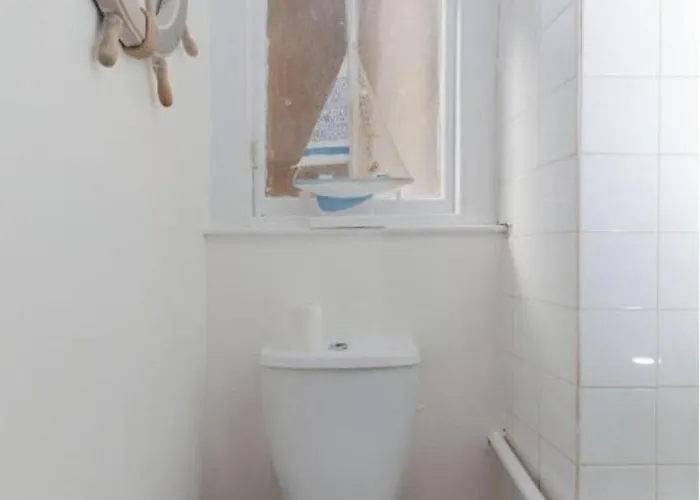 Bright And Homely Near Holyrood - City Centre