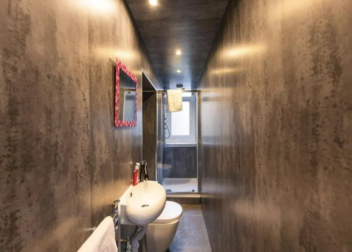 Warm By Holyrood Palace! شقة إدنبرة