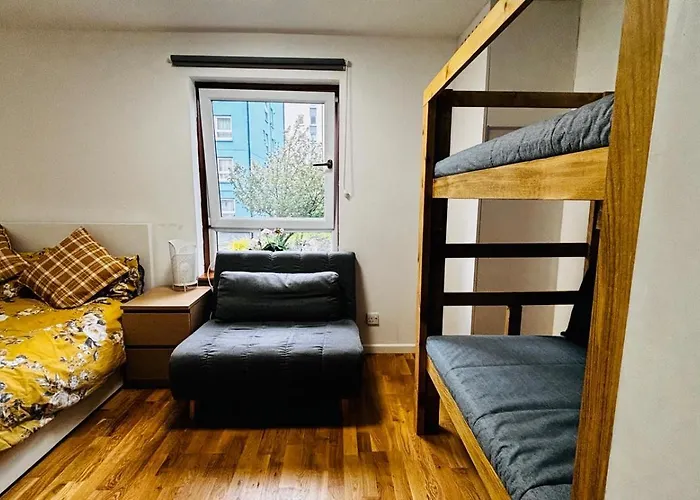 Close To Holyrood And Arthur Seat, Beautiful Scenic Views אדינבורו