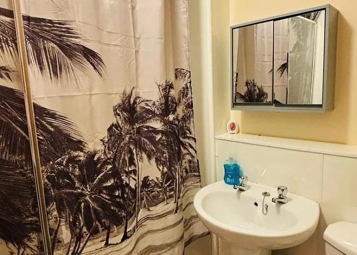 Two Bedrooms With Free Parking شقة