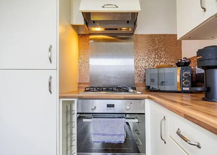 Bright, Modern 2 Bedroom House With Free Parking! *