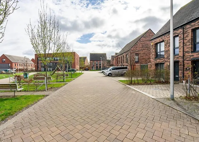 Bright, Modern 2 Bedroom House With Free Parking! * Edinburgh