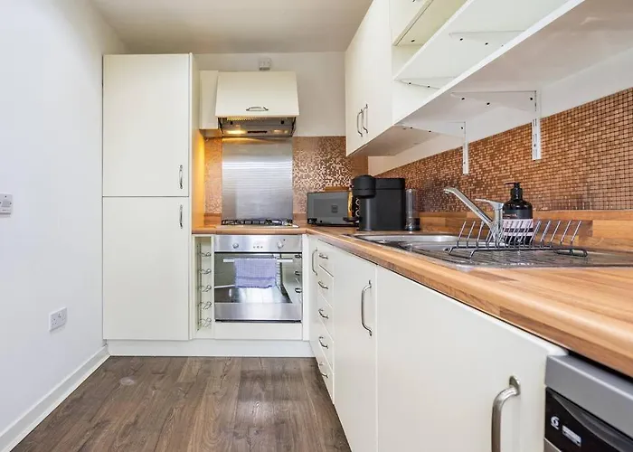 Bright, Modern 2 Bedroom House With Free Parking! * Edinburgh