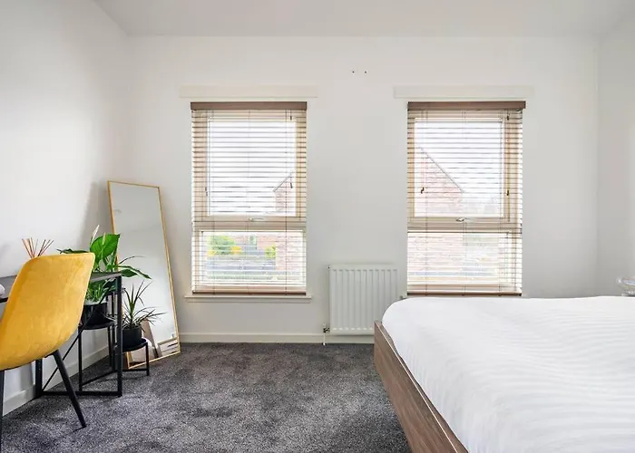 Bright, Modern 2 Bedroom House With Free Parking!