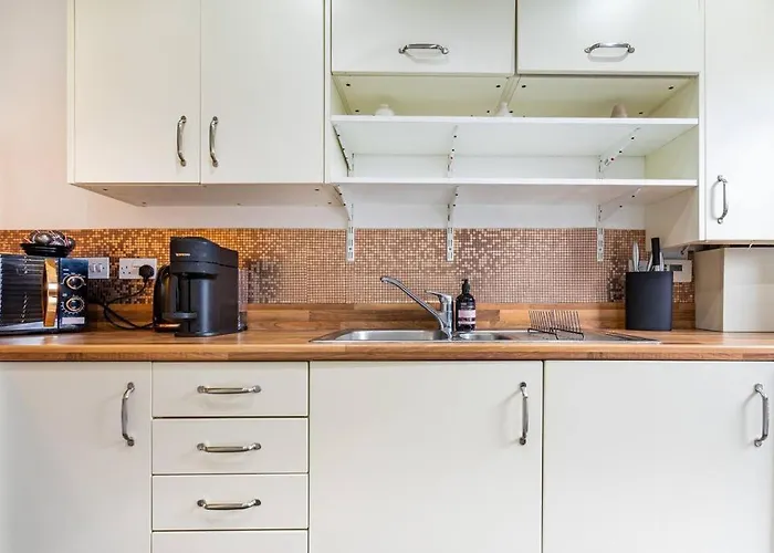 Bright, Modern 2 Bedroom House With Free Parking! *