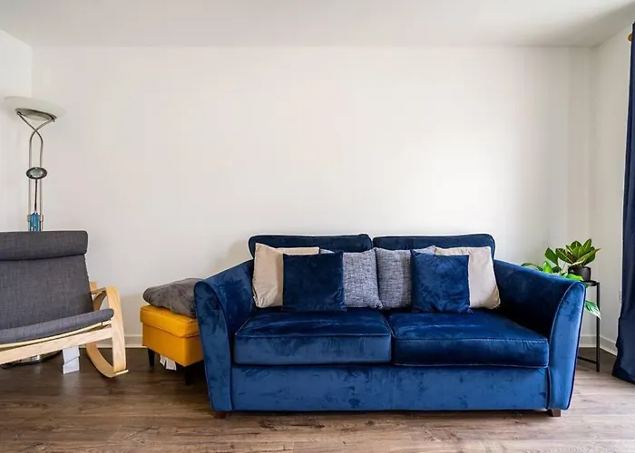 Bright, Modern 2 Bedroom House With Free Parking! Apartment *