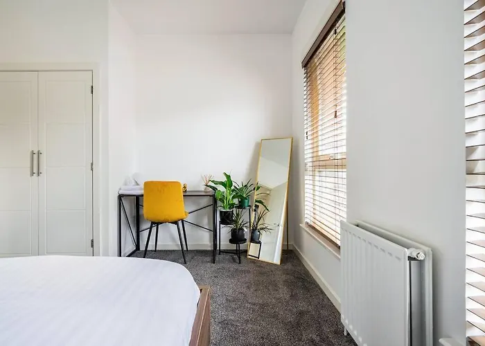 Bright, Modern 2 Bedroom House With Free Parking! *