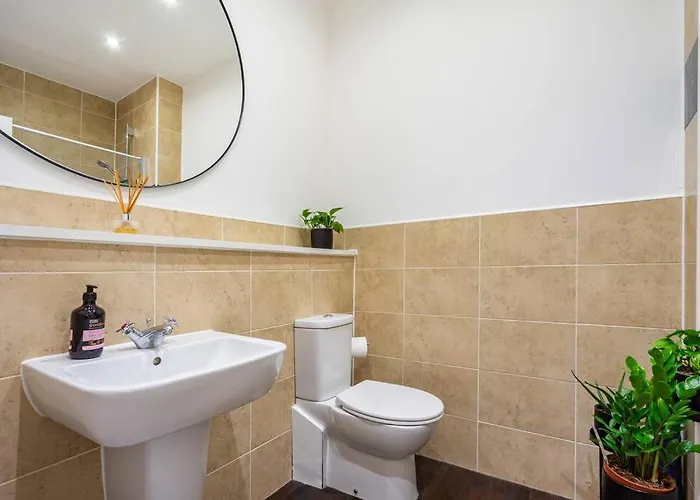 Apartment Bright, Modern 2 Bedroom House With Free Parking! *