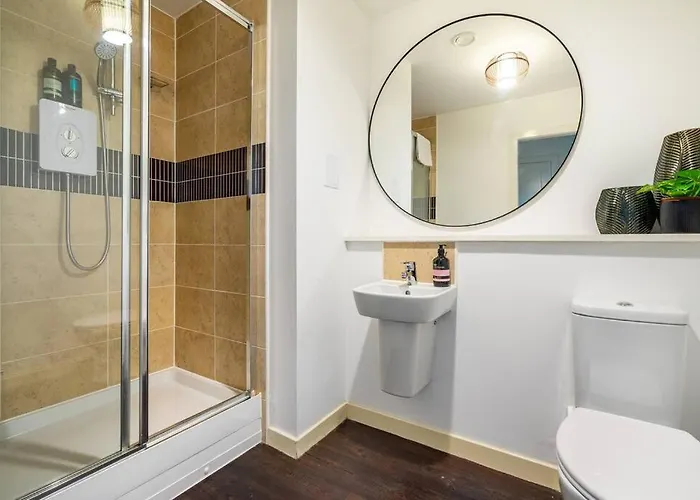 Bright, Modern 2 Bedroom House With Free Parking! *