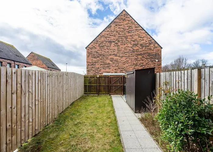 Bright, Modern 2 Bedroom House With Free Parking! * Edinburgh