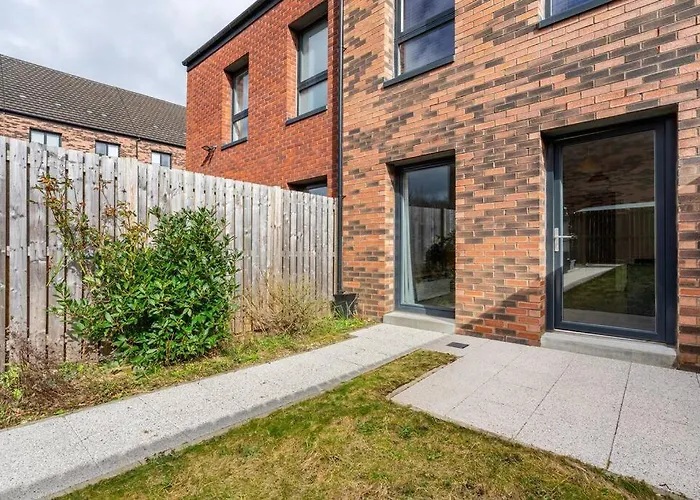 Bright, Modern 2 Bedroom House With Free Parking!