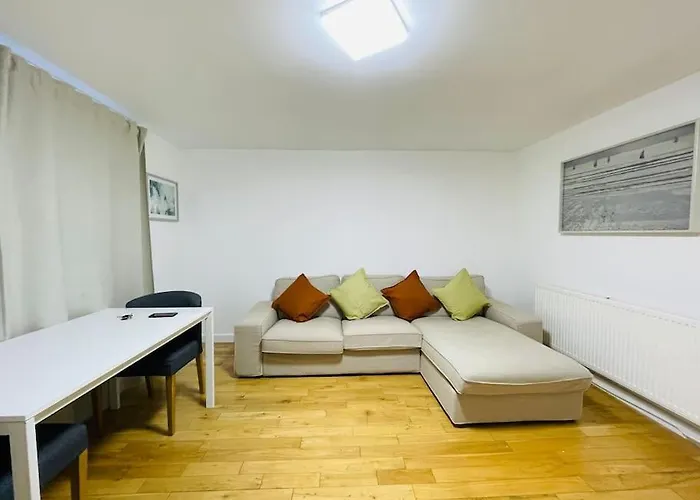 Close To Holyrood And Arthur Seat, Beautiful Scenic Views *