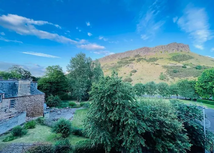 Close To Holyrood And Arthur Seat, Beautiful Scenic Views * אדינבורו