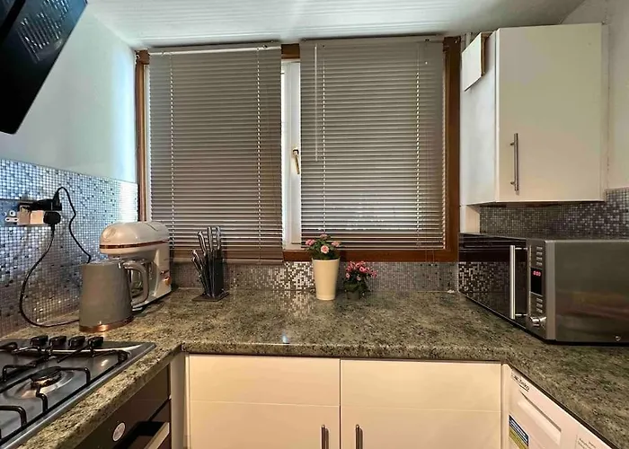 Close To Holyrood And Arthur Seat, Beautiful Scenic Views *