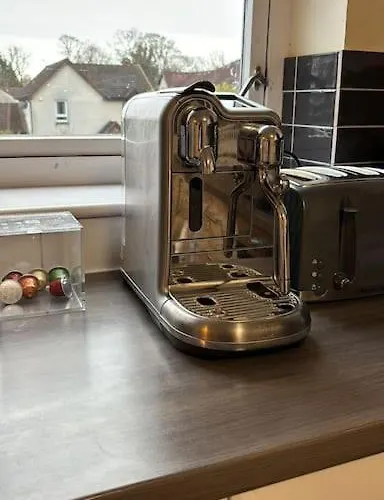 Two Bedrooms With Free Parking דירה