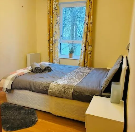 Two Bedrooms With Free Parking شقة *