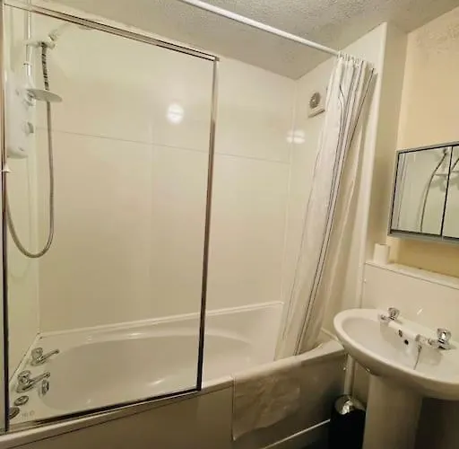 Two Bedrooms With Free Parking דירה