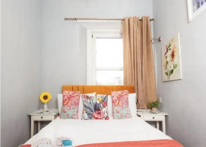 Warm & Welcoming Close To Meadows! City Centre 10 *