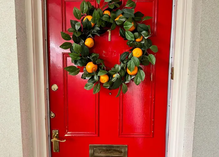 The Red Door, Two-bedrooms 아파트 *