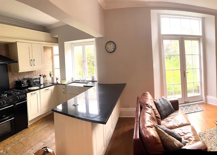 Spacious New Town Garden Flat