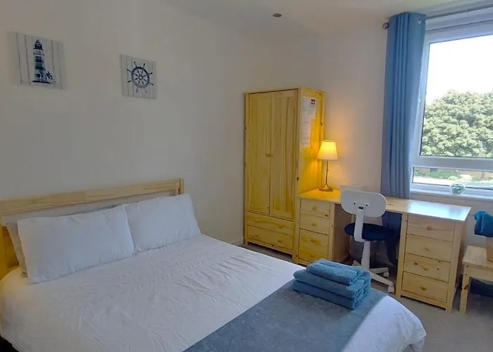Comfortable Double Room, Great Transport To City Centre And Airport, 5 Mins To Beach, Great Value بيت ضيافة إدنبرة