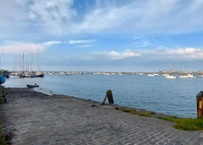 بيت ضيافة Comfortable Double Room, Great Transport To City Centre And Airport, 5 Mins To Beach, Great Value 3*