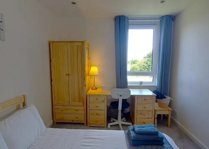 Comfortable Double Room, Great Transport To City Centre And Airport, 5 Mins To Beach, Great Value