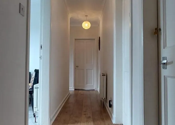 Comfortable Double Room, Great Transport To City Centre And Airport, 5 Mins To Beach, Great Value