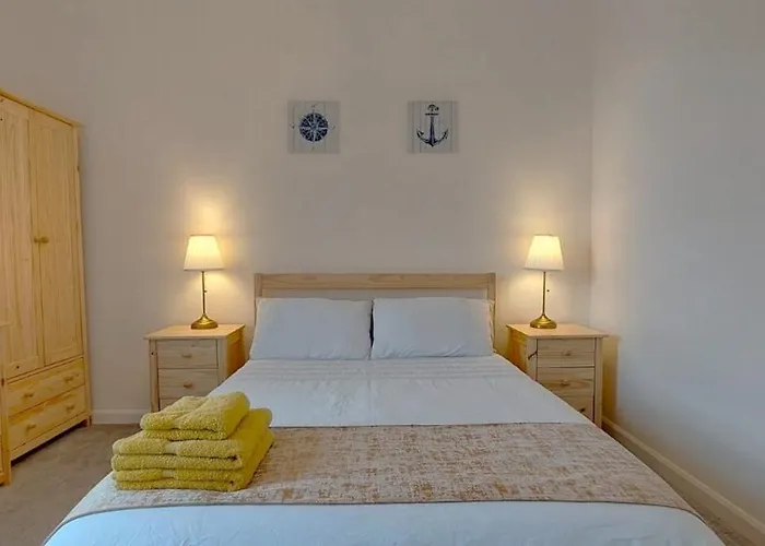 Lovely Rooms, Great Transport, Airport Bus, 5 Mins To Beach, Great Value Guest house