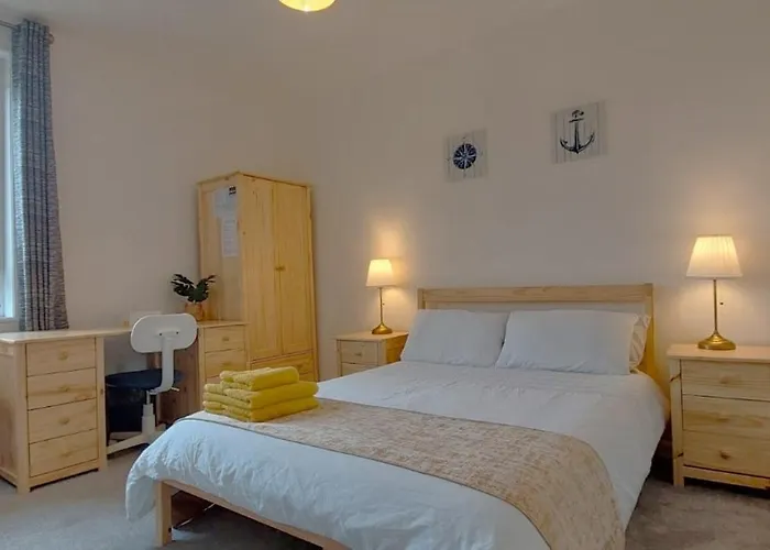 Lovely Rooms, Great Transport, Airport Bus, 5 Mins To Beach, Great Value 3* Edinburgh
