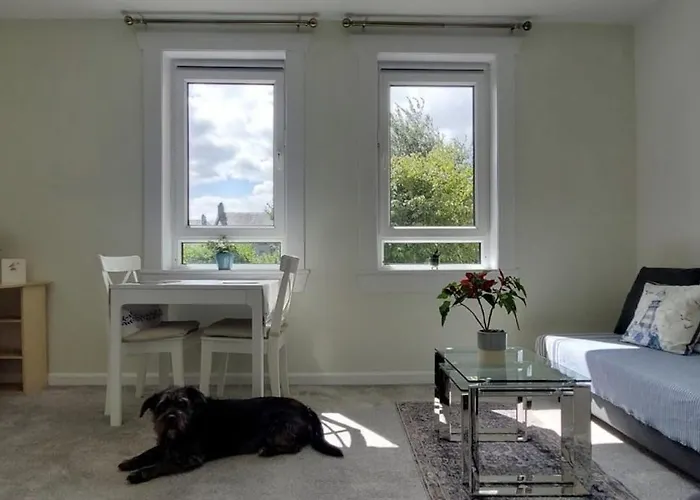 Comfortable Double Room, Great Transport To City Centre And Airport, 5 Mins To Beach, Great Value