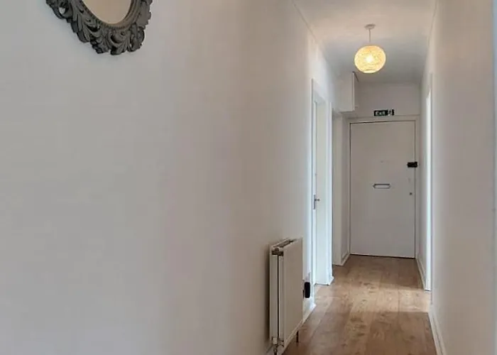 Lovely Rooms, Great Transport, Airport Bus, 5 Mins To Beach, Great Value Penzion 3*