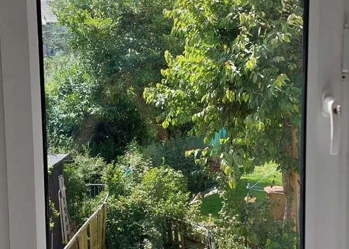 Lovely Rooms, Great Transport, Airport Bus, 5 Mins To Beach, Great Value Guest house Edinburgh