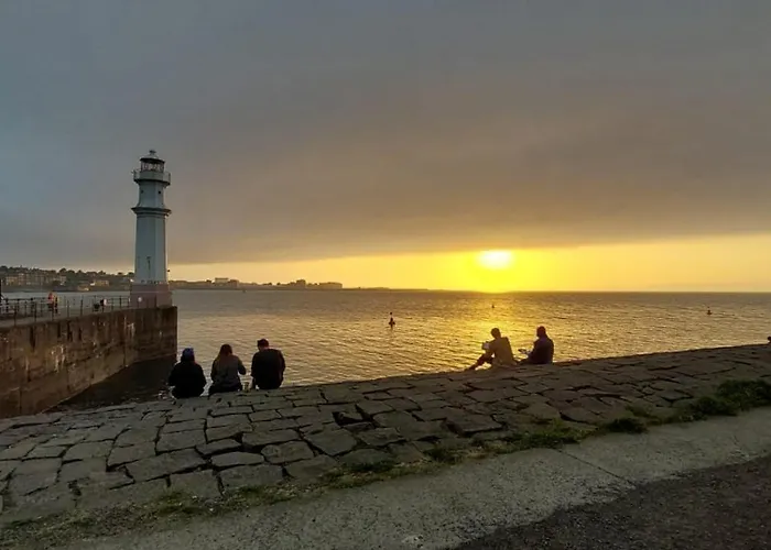 Comfortable Double Room, Great Transport To City Centre And Airport, 5 Mins To Beach, Great Value 3*