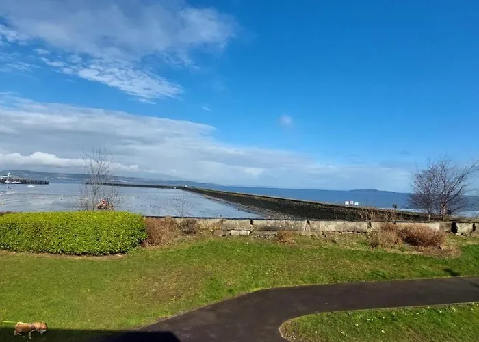 Comfortable Double Room, Great Transport To City Centre And Airport, 5 Mins To Beach, Great Value