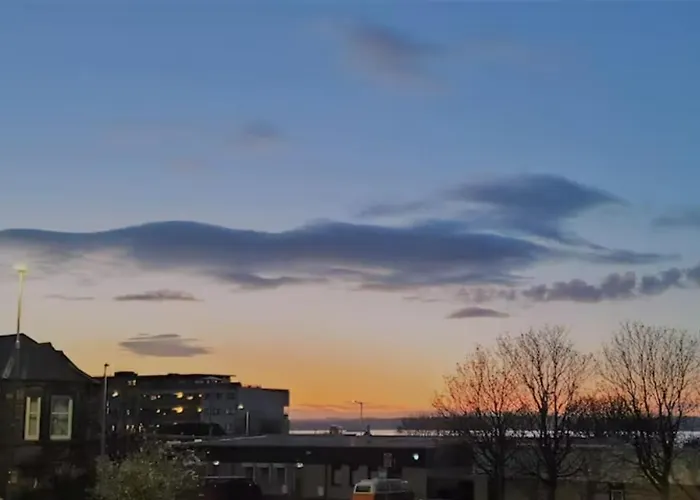 Comfortable Double Room, Great Transport To City Centre And Airport, 5 Mins To Beach, Great Value 3*