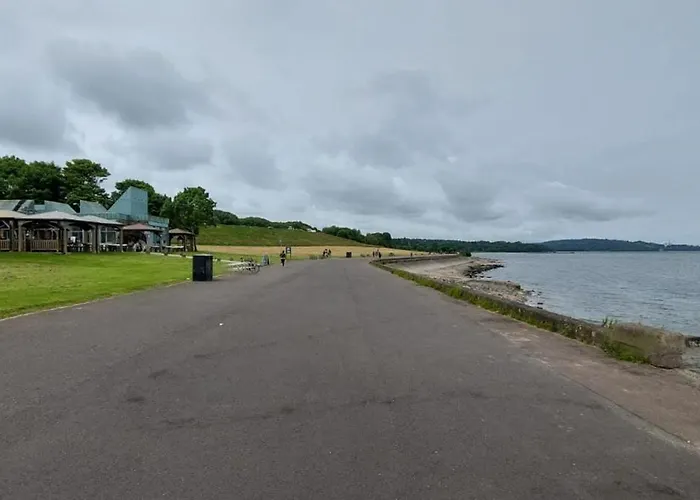 Lovely Rooms, Great Transport, Airport Bus, 5 Mins To Beach, Great Value Guest house